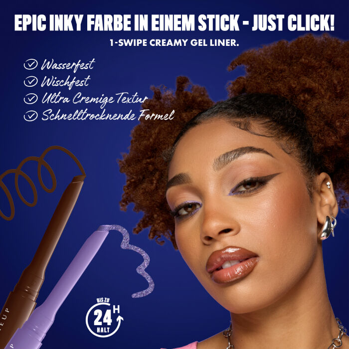 Eine Nahaufnahme einer Frau mit kraftigem, lockigem Haar, die Lila-Eyeliner und glanzende Lippen tragt. Links im Bild sind zwei Eyeliner-Sticks zu sehen, einer in Braun und einer in Lila, die jeweils geschwungene Linien ziehen.