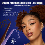 Eine Nahaufnahme einer Frau mit kraftigem, lockigem Haar, die Lila-Eyeliner und glanzende Lippen tragt. Links im Bild sind zwei Eyeliner-Sticks zu sehen, einer in Braun und einer in Lila, die jeweils geschwungene Linien ziehen.