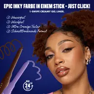 Eine Nahaufnahme einer Frau mit kraftigem, lockigem Haar, die Lila-Eyeliner und glanzende Lippen tragt. Links im Bild sind zwei Eyeliner-Sticks zu sehen, einer in Braun und einer in Lila, die jeweils geschwungene Linien ziehen.