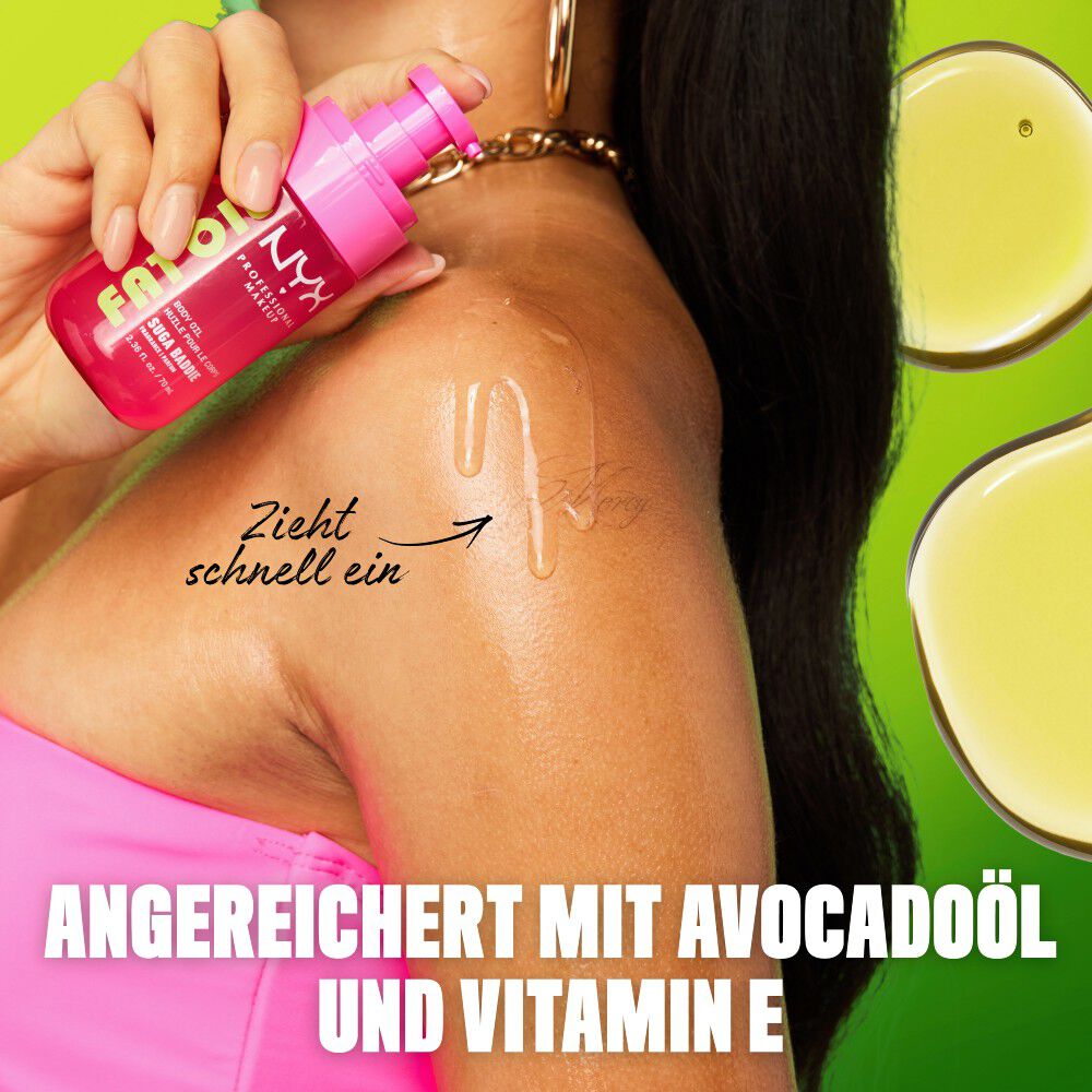 Die vier verschiedenen Varianten des Fat Oil Body Oils werden gemeinsam auf einem grunen Podest prasentiert.