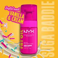 Das NYX Fat Oil Body Oil „Suga Baddie“ mit der Duftnote „Vanilla & Cream“ wird spielerisch inmitten von bunten Zuckerstreuseln und einem Cremesplash vor gelbem Hintergrund prasentiert.