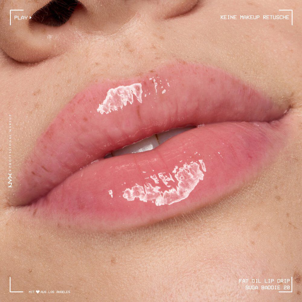 Eine Nahaufnahme zeigt das glanzende Finish des Fat Oil Lip Drips auf hellen Lippen.