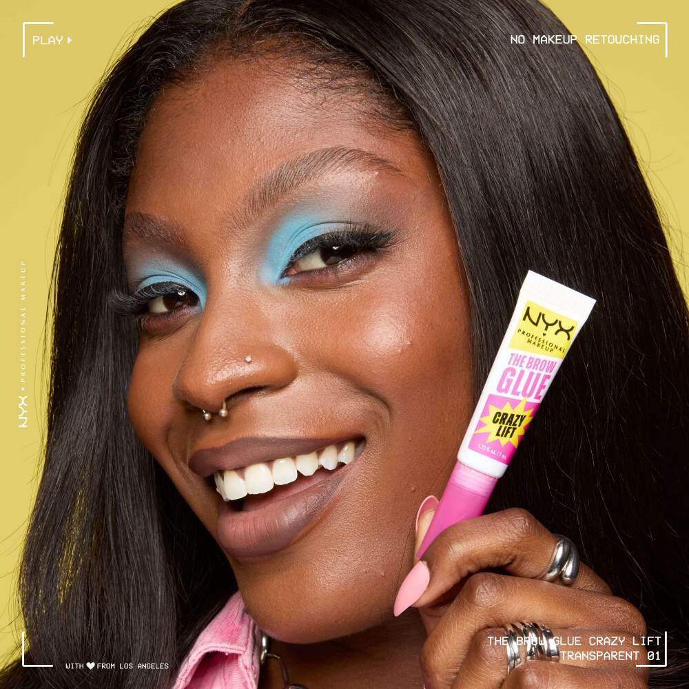 Frau mit dunklem Hautton, blauem Lidschatten und gelifteten Augenbrauen prasentiert The Brow Glue Crazy Lift