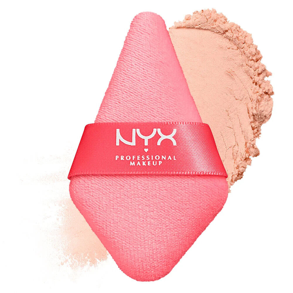 Ein dreieckiger, pinkfarbener Make-up-Puff mit dem "NYX Professional Makeup"-Logo auf einem roten Band.