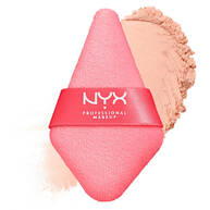 Ein dreieckiger, pinkfarbener Make-up-Puff mit dem "NYX Professional Makeup"-Logo auf einem roten Band.