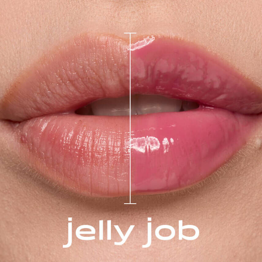 Dieses Bild zeigt eine Nahaufnahme der Lippen einer Person, die vertikal mit einem Strich geteilt sind. Die linke Seite der Lippen ist naturlich und ungeschminkt. Die rechte Seite ist mit einem glanzenden, rosafarbenen Lippenprodukt, das wie ein Lipgloss oder eine Tonung aussieht, betont. Unterhalb der Lippen steht in Großbuchstaben "jelly job".
