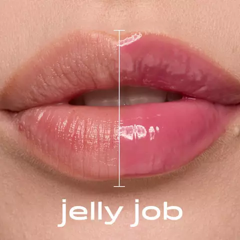 Vorher-Nachher-Bild einer Nahaufnahme von Lippen mit und ohne rosafarbenen Jelly Job Lipgloss mit dem Text „jelly job“