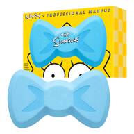 Der hellblaue Maggie Simpson Bow Make-up-Schwamm von NYX Professional Makeup in seiner charakteristischen Schleifenform vor der gelben Verpackung.