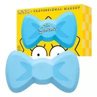 Der hellblaue Maggie Simpson Bow Make-up-Schwamm von NYX Professional Makeup in seiner charakteristischen Schleifenform vor der gelben Verpackung.