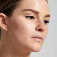Nahaufnahme vom Gesicht einer jungen Frau, deren Augen mit dem Kajal Slim Pencil von NYX Professional Makeup geschminkt sind