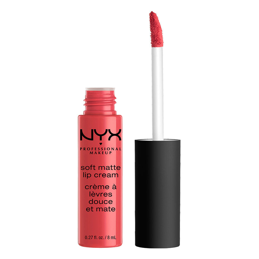 Die Soft Matte Lipcream von NYX Professional Makeup ist geoffnet und der Applikator steht neben der Lippencreme-Flasche