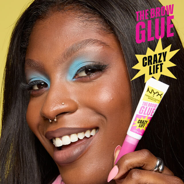 Frau mit dunklem Hautton, blauem Lidschatten und gelifteten Augenbrauen prasentiert The Brow Glue Crazy Lift 