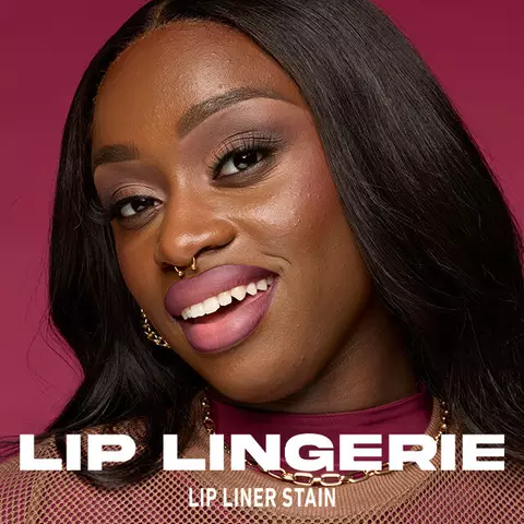 Nahaufnahme einer lachelnden Frau mit dunklem Teint mit geschminkten Lippen und Aufschrift: LIP LINGERIE und kleiner darunter LIP LINER STAIN