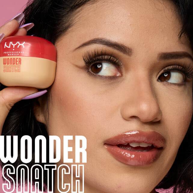 Nahaufnahme einer jungen Frau, die Wonder Snatch Lifting Setting Powder in die Kamera halt mit der Aufschrift: Wonder Snatch
