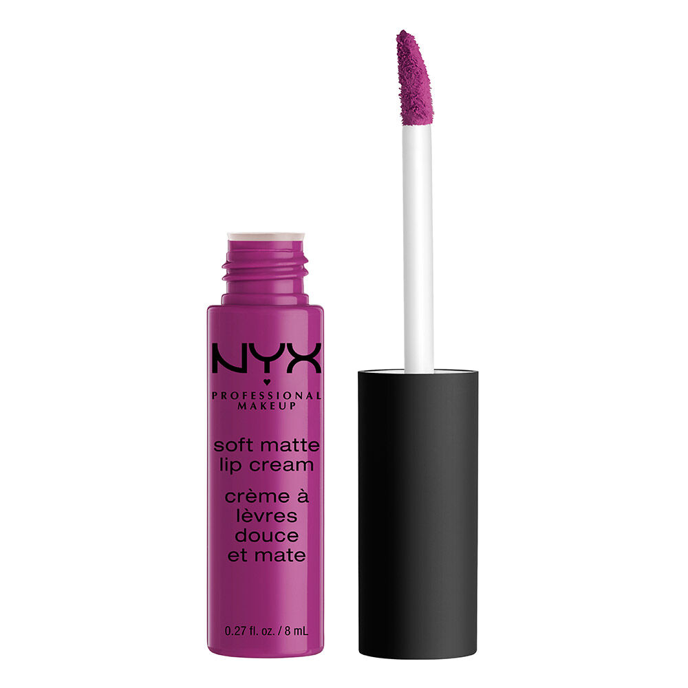 Die Soft Matte Lipcream von NYX Professional Makeup ist geoffnet und der Applikator steht neben der Lippencreme-Flasche