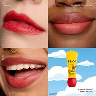 Collage, die das naturlich matte Ergebnis des „Simpson Smushy“ Lippenbalsams auf drei verschiedenen Hauttonen sowie das Produktdesign zeigt.