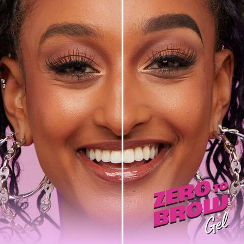 Anwendung des Zero to Brow Longwear Gels: Vorher-Nachher-Vergleich bei einer strahlend lachelnden Frau mit geschminkten Augenbrauen