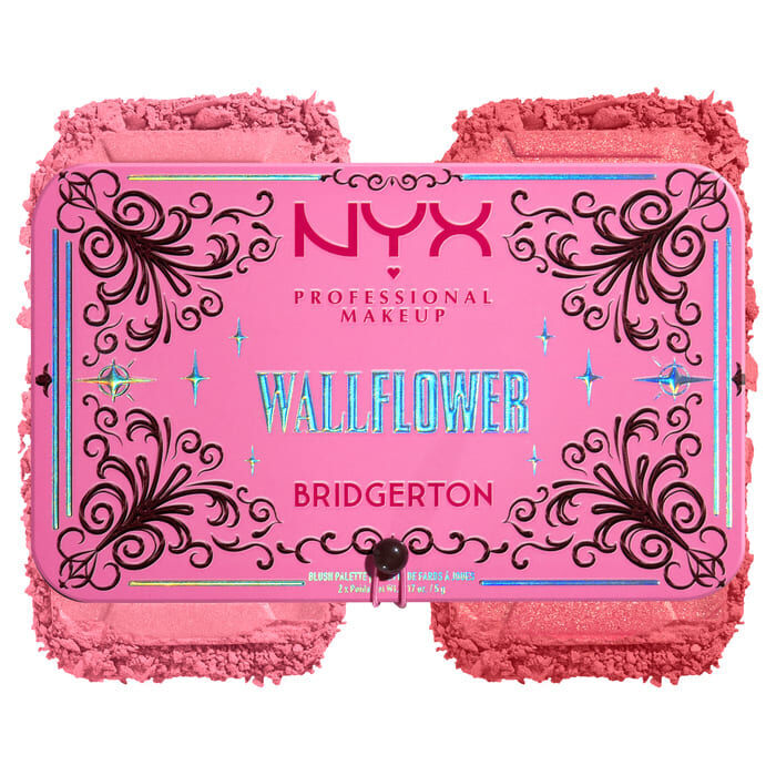 Ein rosafarbenes „NYX Professional Makeup Bridgerton Blush Duo“ mit einem dekorativen Rand, darunter ein strukturierter Farbauftrag des Rouges in der Shade 01 Wallflower.