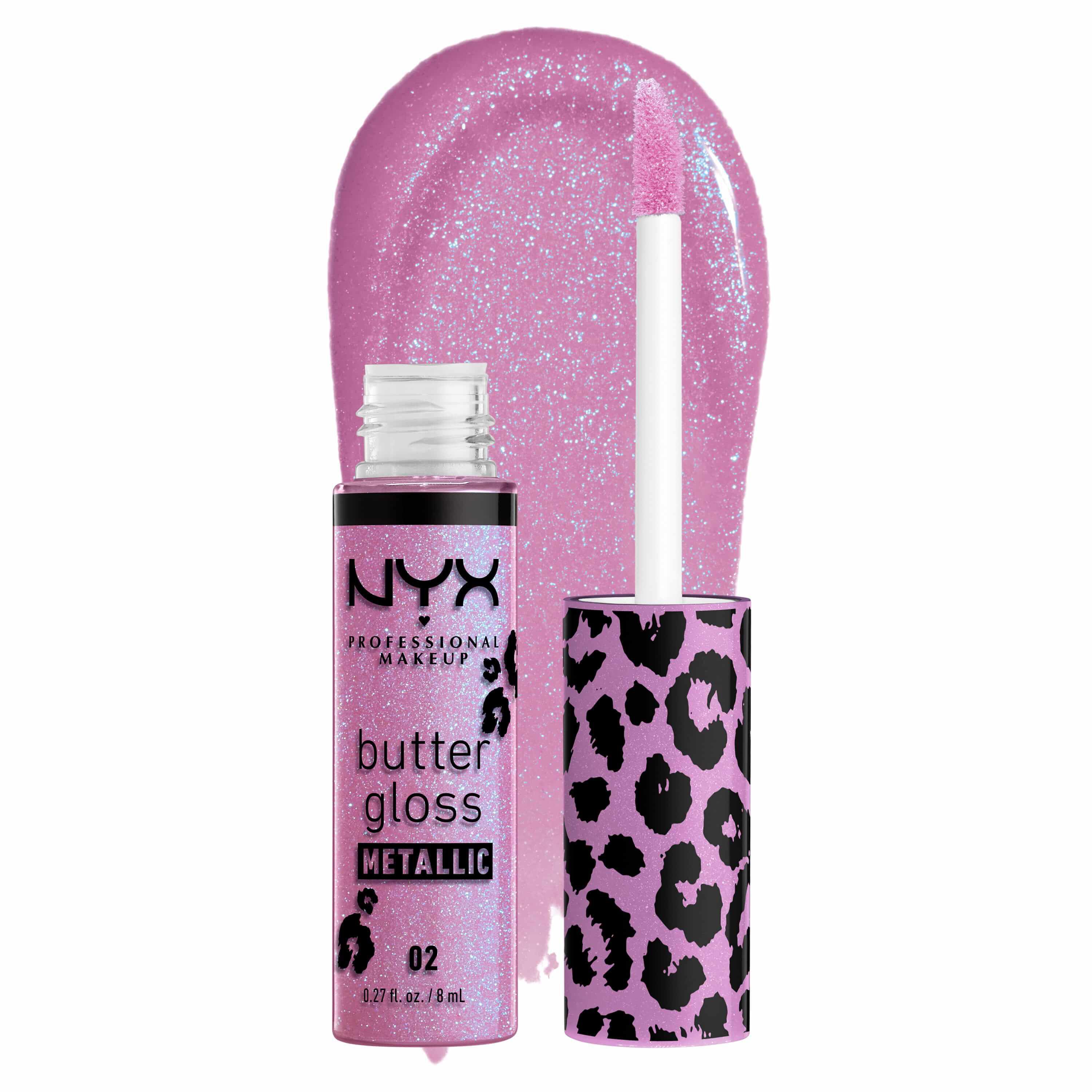 NYX Professional Makeup Party Animals Butter Gloss Bling Metallic in der Nuance 02 Violet Vixen, geoffneter lavendelfarbener Glitter-Lipgloss mit Applikator neben einem glossy lavendelfarbenen Swatch.