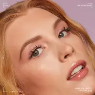 Nahaufnahme einer jungen Frau, deren Lidschatten mit dem Eyeliner des Jumbo Eye Pencil geschminkt ist