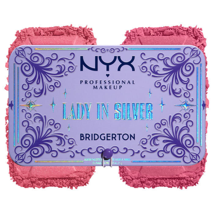 Ein lavendel farbenes „NYX Professional Makeup Bridgerton Blush Duo“ mit einem dekorativen Rand, darunter ein strukturierter Farbauftrag des Rouges in der Shade 02 Lady in Silver.