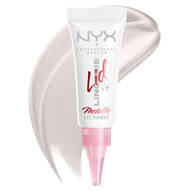 Eine Tube des metallischen NYX Lid Lingerie Lidschattens prasentiert sich vor einem geschwungenen, farblich passenden Lidschatten-Swatch.