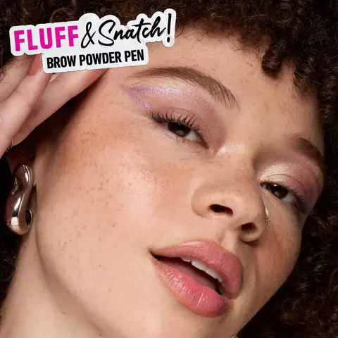Geschminkte Frau mit Sommersprossen und perfekt definierte Augenbrauen mit dem Fluff & Snatch! Puder Augenbrauenstift