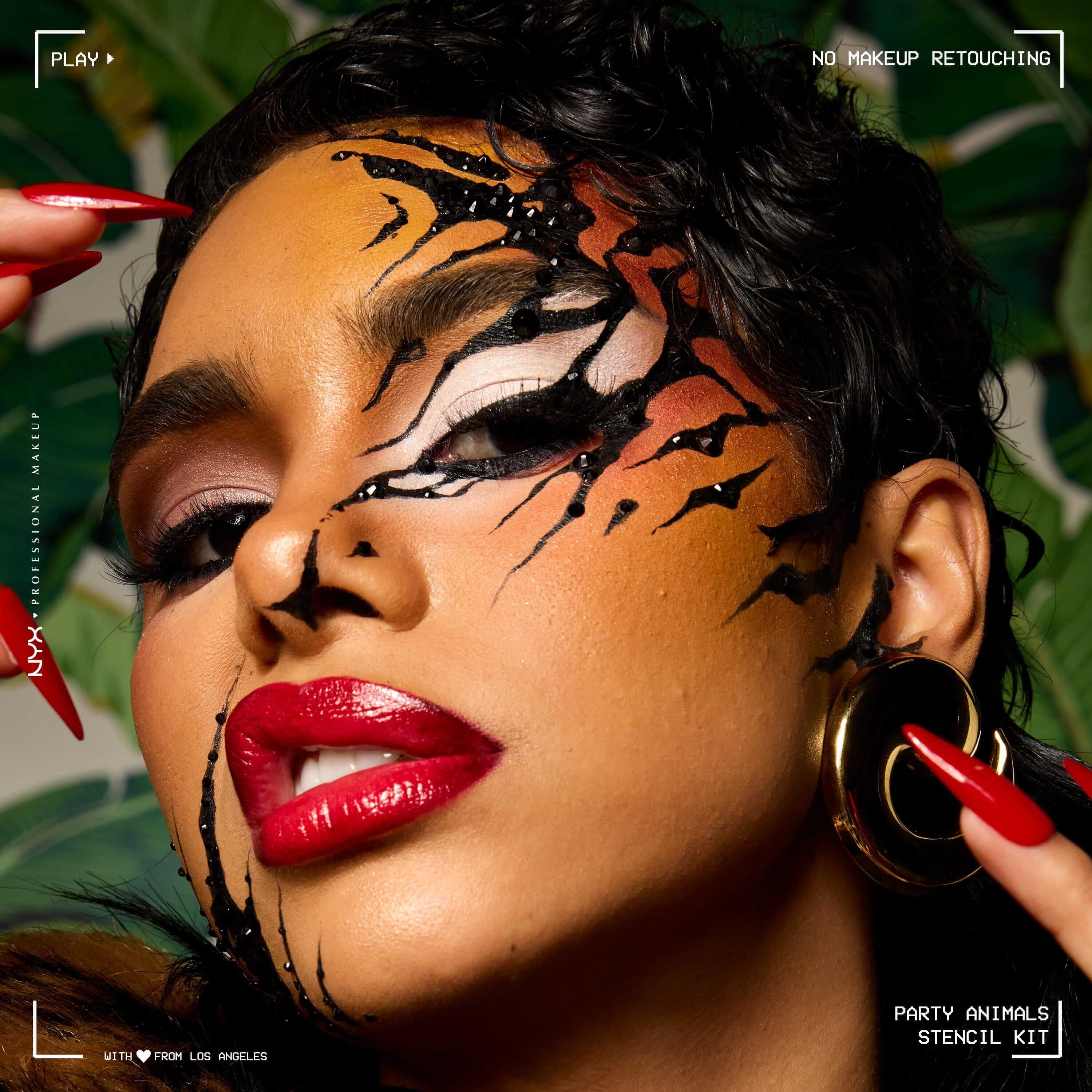 Model mit einem bolden, tierinspirierten schwarzen Schablonen-Make-up im Gesicht und rotem Lippenstift, kreiert mit dem NYX Professional Makeup Party Animals Stencils Kit.