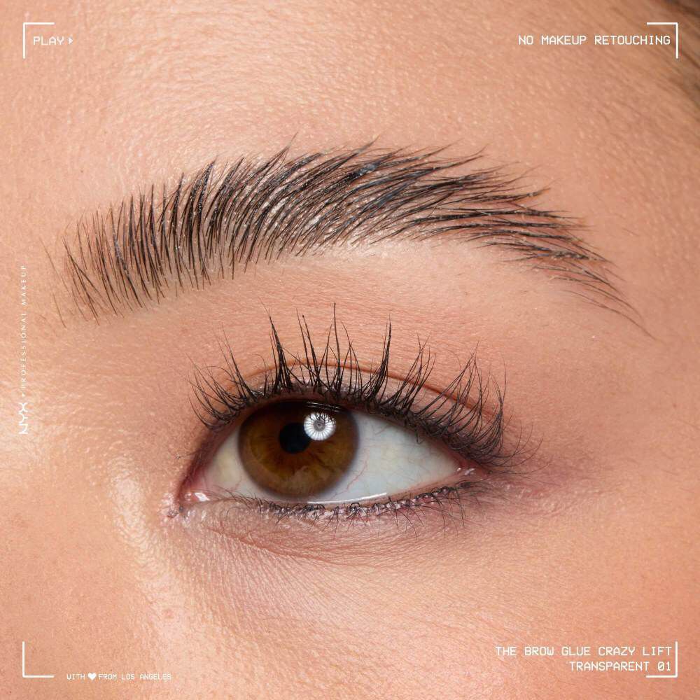 Nahaufnahme einer Augenpartie mit gelifteten Augenbrauen