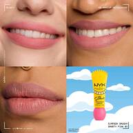 Collage, die das naturlich matte Ergebnis des „Simpson Smushy“ Lippenbalsams auf drei verschiedenen Hauttonen sowie das Produktdesign zeigt.