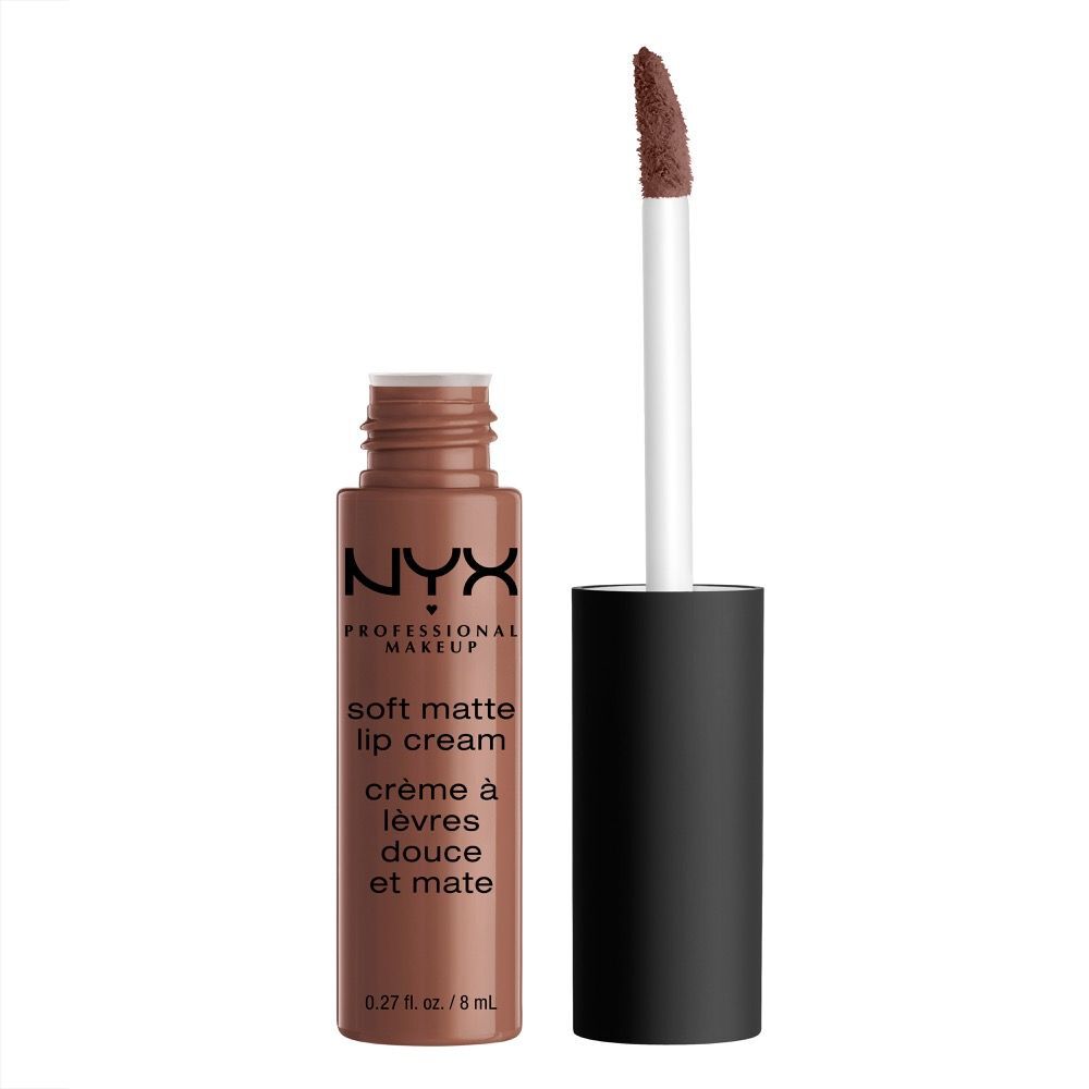 Die Soft Matte Lipcream von NYX Professional Makeup ist geoffnet und der Applikator steht neben der Lippencreme-Flasche
