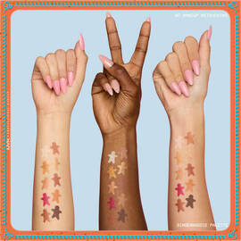 Zu sehen sind drei Arme in verschiedenen Hauttonen, auf denen jeweils Farbmuster der Lidschatten aus der NYX Professional Makeup Holiday Gingerbaddie Palette zu sehen sind, um zu veranschaulichen, wie die Farben auf unterschiedlichen Hauttypen wirken.