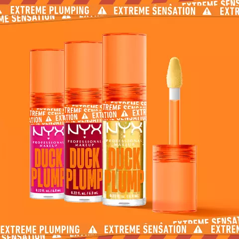 3 Flaschchen Duck Plump High Pigment Lip Gloss und ein Lipgloss-Applikator sowie Warnungsbanner mit "Extreme Plumping" und "Extreme Sensation"