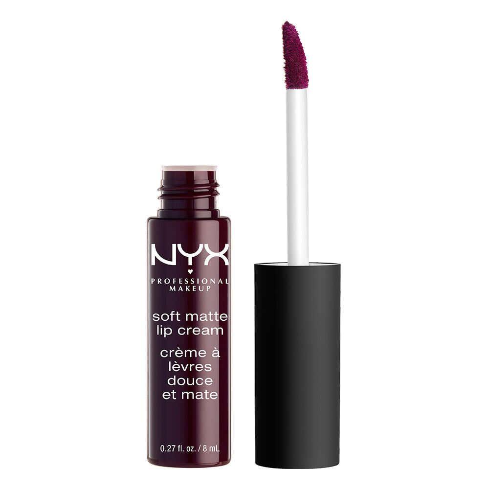 Die Soft Matte Lipcream von NYX Professional Makeup ist geoffnet und der Applikator steht neben der Lippencreme-Flasche