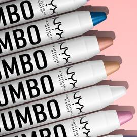 Funf Farben des Jumbo Eye Pencil von NYX Professional Makeup nebeneinander vor einem rosa Hintergrund