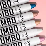Funf Farben des Jumbo Eye Pencil von NYX Professional Makeup nebeneinander vor einem rosa Hintergrund