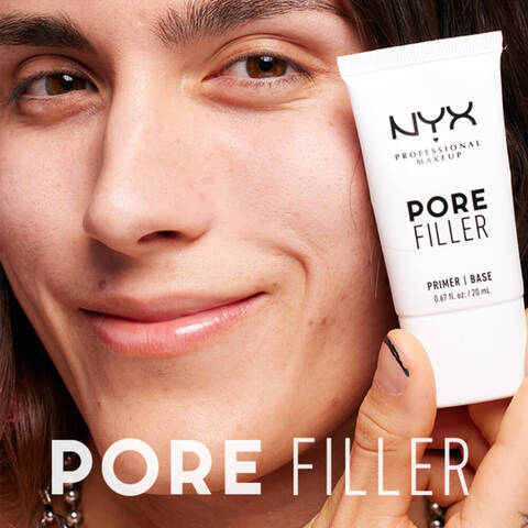 Geschminkte Frau mit Sommersprossen und perfekt definierte Augenbrauen mit dem Fluff & Snatch! Puder Augenbrauenstift