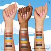 Swatches der acht Lidschattenfarben der Simpson Family Palette auf drei verschiedenen Hauttonen vor einem blauen Wolkenhintergrund.
