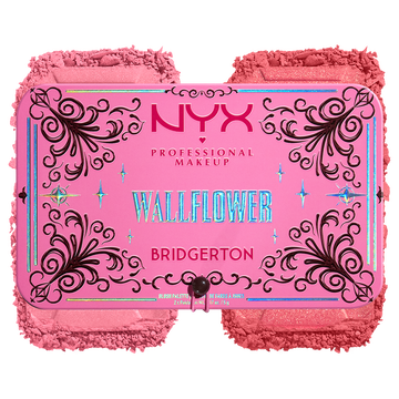 Ein rosafarbenes „NYX Professional Makeup Bridgerton Blush Duo“ mit einem dekorativen Rand, darunter ein strukturierter Farbauftrag des Rouges in der Shade 01 Wallflower.