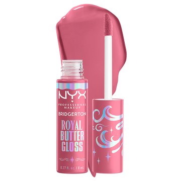 Zeigt ein NYX Professional Makeup Bridgerton Royal Butter Gloss in einem neutralen Braunton, mit den Logos von NYX und Bridgerton. Daneben ist ein großer, glanzender Swatch des Lipgloss in der Farbe 01 Angel Food Cake zu sehen.
