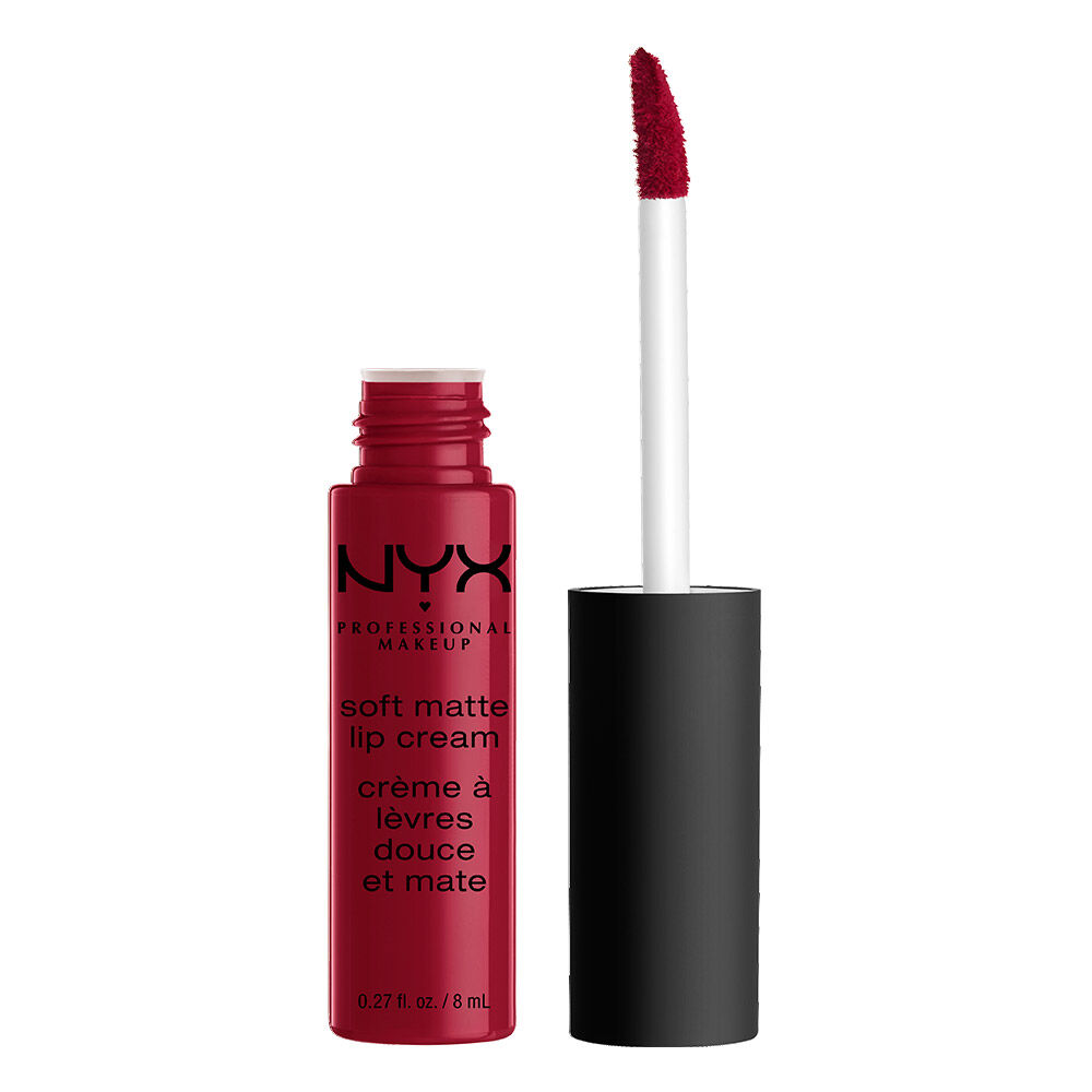 Die Soft Matte Lipcream von NYX Professional Makeup ist geoffnet und der Applikator steht neben der Lippencreme-Flasche