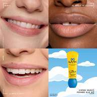 Collage, die das naturlich matte Ergebnis des „Simpson Smushy“ Lippenbalsams auf drei verschiedenen Hauttonen sowie das Produktdesign zeigt.