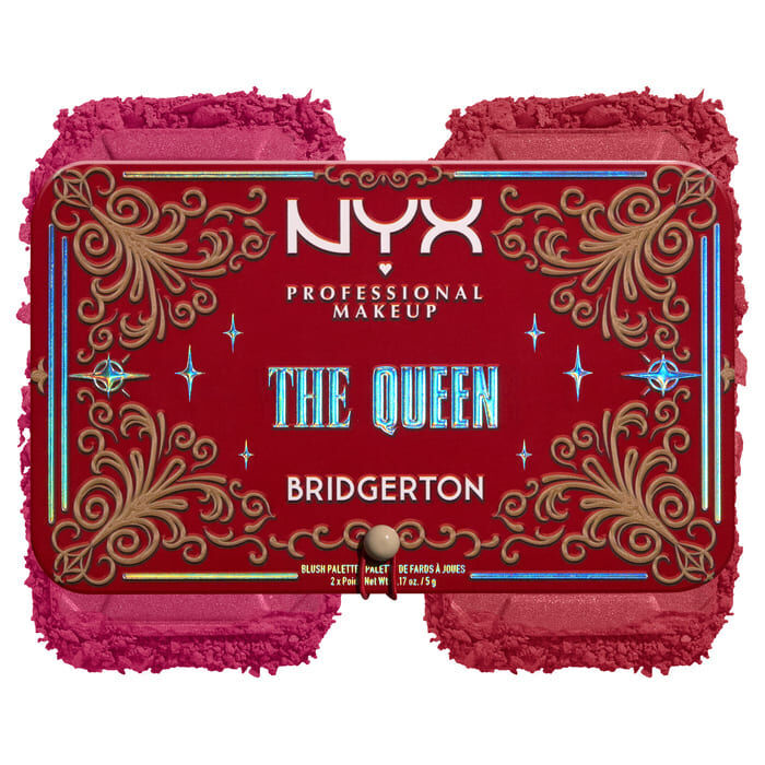 Ein rotes und goldenes „NYX Professional Makeup Bridgerton Blush Duo“ mit einem dekorativen Rand, darunter ein strukturierter Farbauftrag des Rouges in der Shade 03 The Queen.