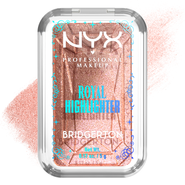 NYX Professional Makeup Bridgerton Royal Highlighter Kompakt: Ein goldenes, verziertes Quadrat mit Branding, geoffnet, zeigt goldenen Highlighter. Ein dezenter Farbauftrag der Shade 01 Iridescent Peach ist zu sehen.