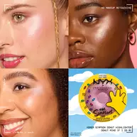 Eine Collage, die den NYX x The Simpsons „Homer Simpson Donut Highlighter“ sowie dessen schimmerndes Ergebnis auf drei verschiedenen Hauttonen zeigt.