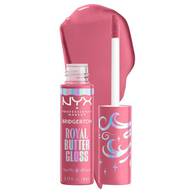 Zeigt ein NYX Professional Makeup Bridgerton Royal Butter Gloss in einem neutralen Braunton, mit den Logos von NYX und Bridgerton. Daneben ist ein großer, glanzender Swatch des Lipgloss in der Farbe 01 Angel Food Cake zu sehen.