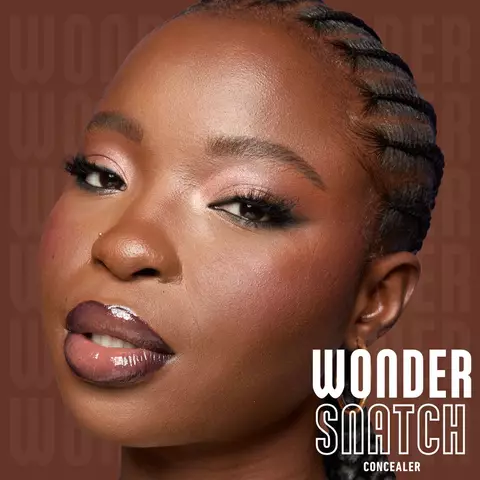 Model mit makellosen und definierten Make-up-Look, der mit dem Wonder Snatch Concealer erzielt wurde.