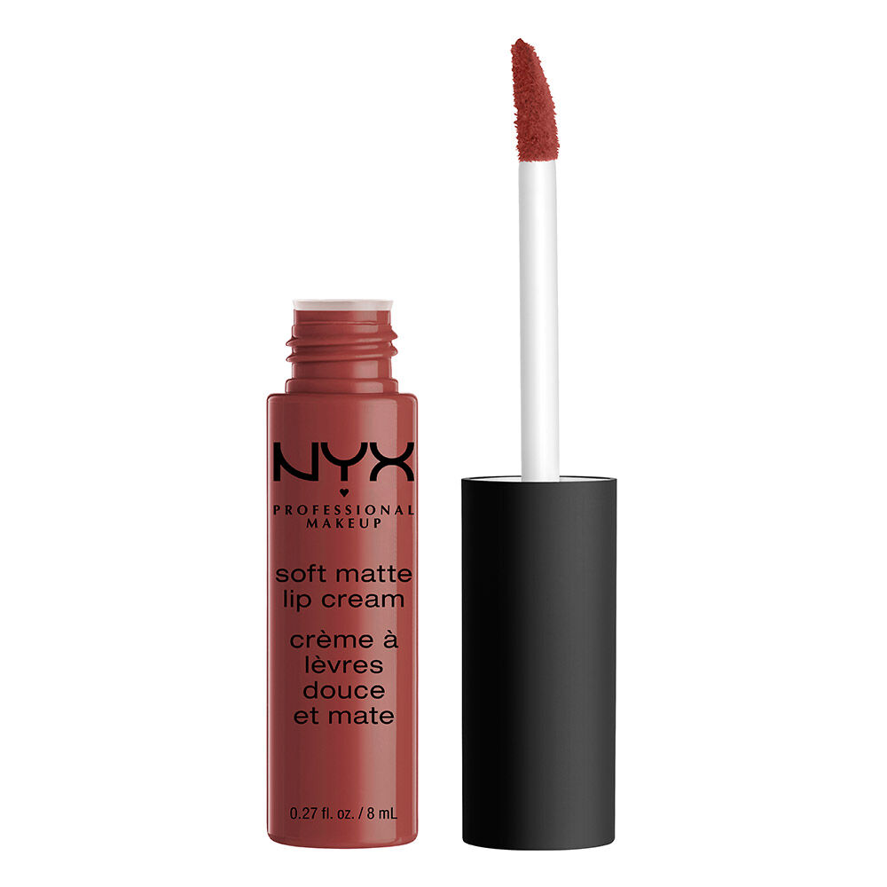 Die Soft Matte Lipcream von NYX Professional Makeup ist geoffnet und der Applikator steht neben der Lippencreme-Flasche