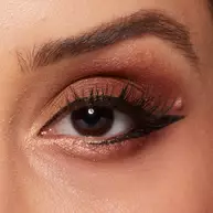 Nahaufnahme von dem Auge einer Frau, das mit Epic Ink Eyeliner in einem Nude-Farbton geschminkt ist