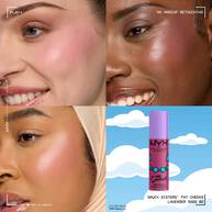 Collage mit dem angewendeten Fat Cheeks Blush auf drei verschiedenen Hauttonen neben der Produktverpackung.